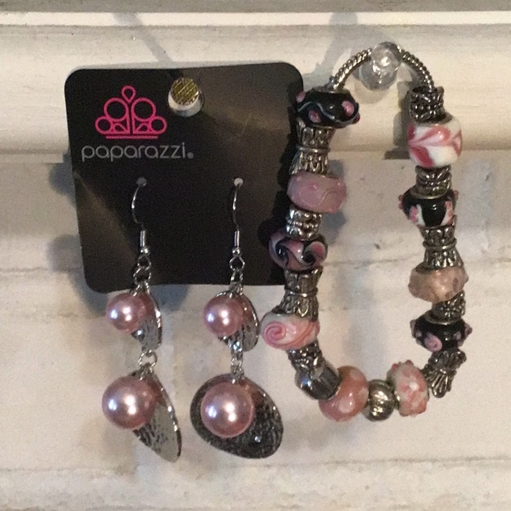 NWT Paparazzi Earring with a beautiful bracelet to match as a set.